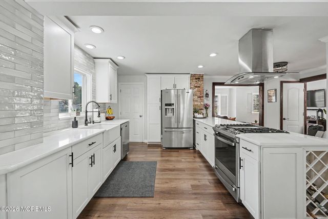 14 Asbury Avenue, Farmingdale, NJ 07727