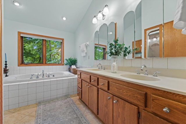 3450 S Sandalwood DRIVE, New Berlin, WI 53151
