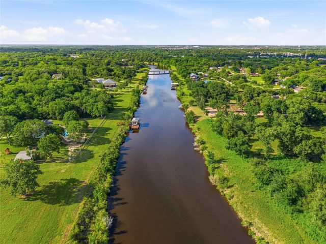 7334 Custer Street, Hitchcock, TX 77563