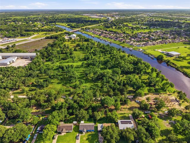 7334 Custer Street, Hitchcock, TX 77563