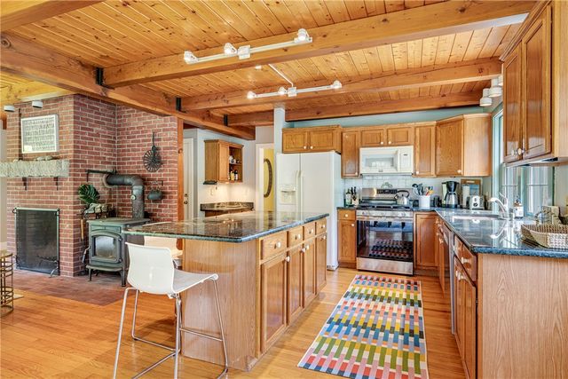184 Field Stone Lane, Tiverton, RI 02878