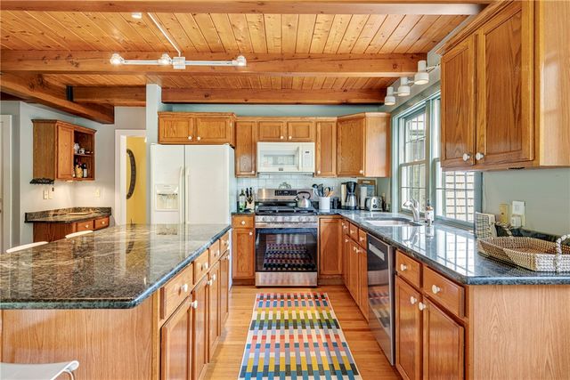 184 Field Stone Lane, Tiverton, RI 02878