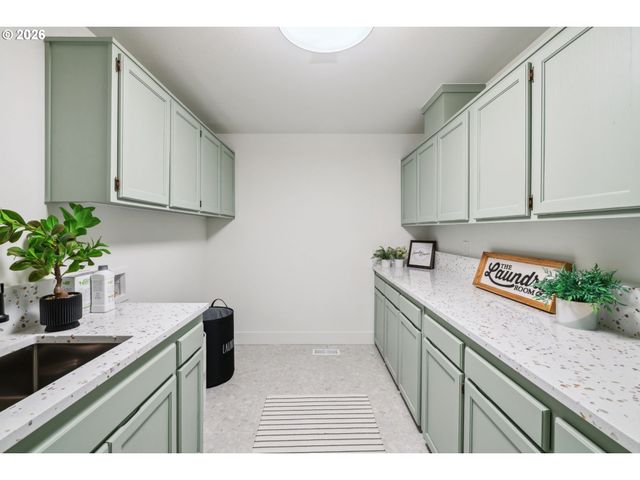 16428 Ne SAN RAFAEL Dr, Portland, OR 97230