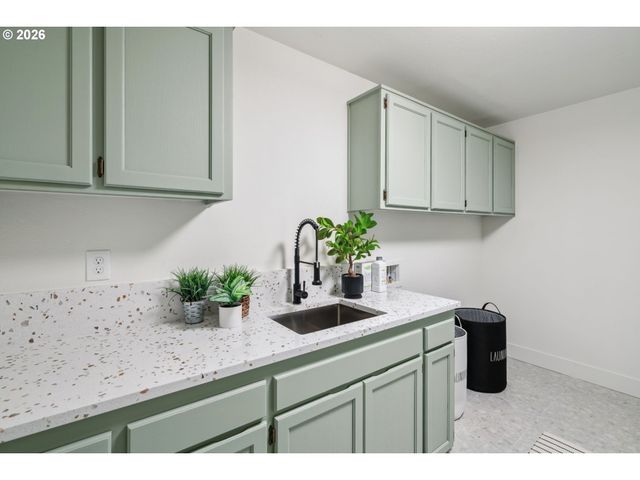 16428 Ne SAN RAFAEL Dr, Portland, OR 97230