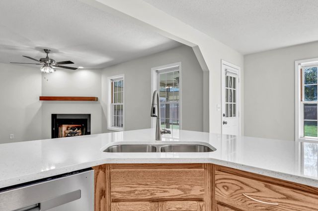 4244 N Woodstock Dr, Clarksville, TN 37040