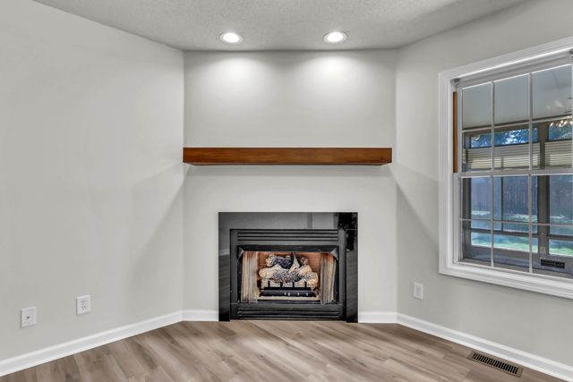 4244 N Woodstock Dr, Clarksville, TN 37040