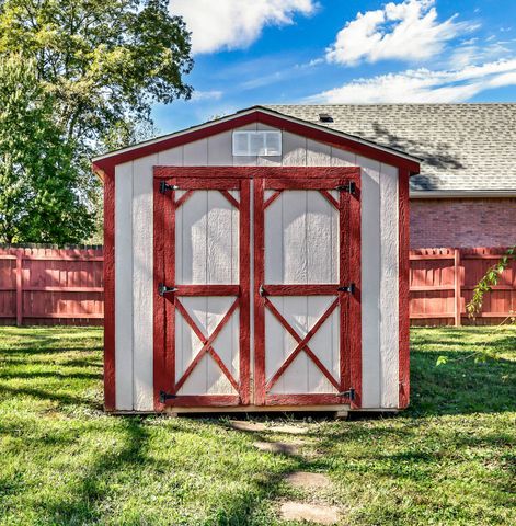 4244 N Woodstock Dr, Clarksville, TN 37040