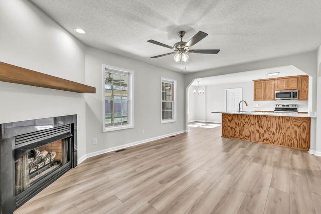 4244 N Woodstock Dr, Clarksville, TN 37040