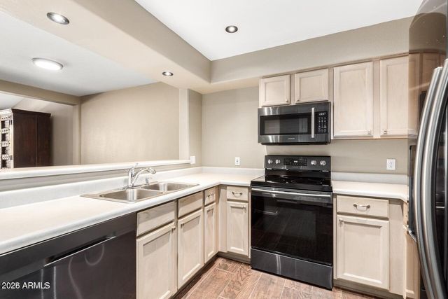 4805 E KACHINA Trail 8, Phoenix, AZ 85044