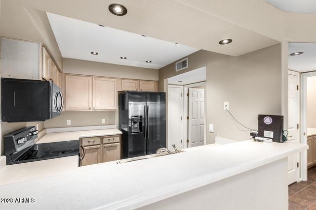 4805 E KACHINA Trail 8, Phoenix, AZ 85044