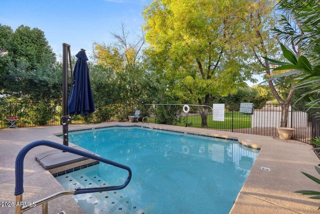 4805 E KACHINA Trail 8, Phoenix, AZ 85044