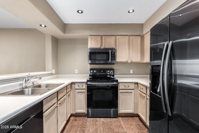 4805 E KACHINA Trail 8, Phoenix, AZ 85044