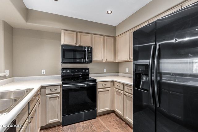 4805 E KACHINA Trail 8, Phoenix, AZ 85044