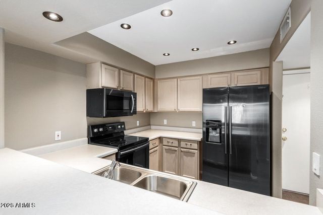 4805 E KACHINA Trail 8, Phoenix, AZ 85044