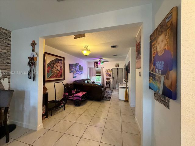 548 NE 5th Way, Florida City, FL 33034