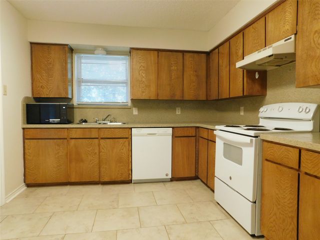 2204 Canterbury Court, Denton, TX 76205