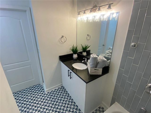 390 17th Street NW 2011, Atlanta, GA 30363
