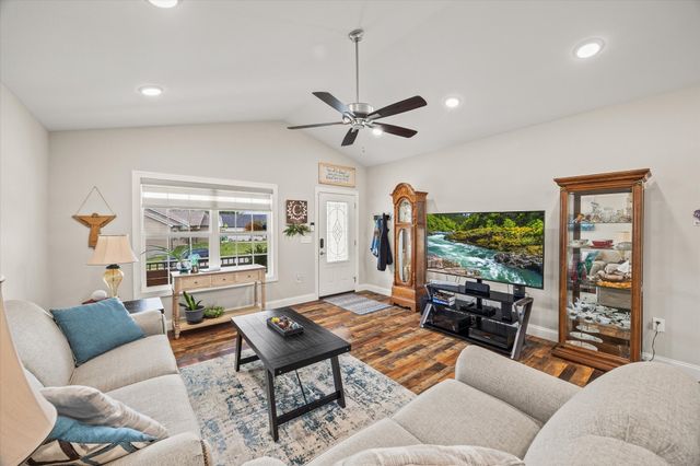 60 Sky View Meadow Dr, Crossville, TN 38555