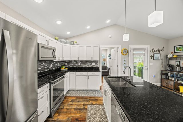 60 Sky View Meadow Dr, Crossville, TN 38555