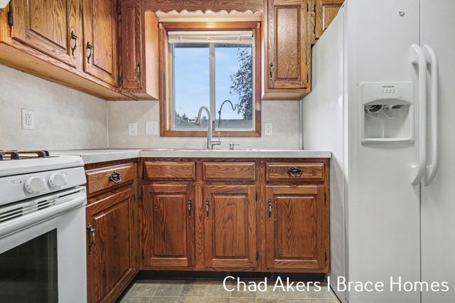 5912 Leisure South Drive SE, Grand Rapids, MI 49548