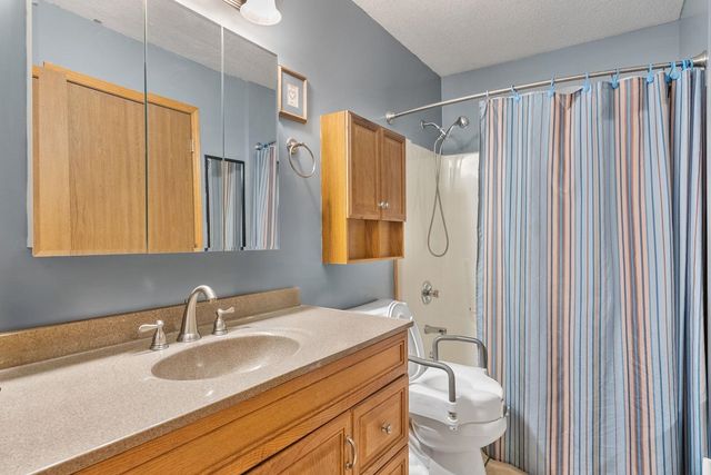 3305 Covington Drive, Davenport, IA 52806