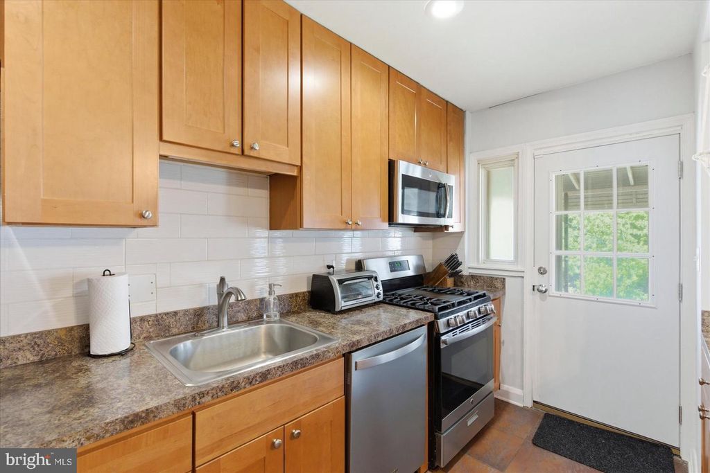 Image 11 of property listing at 8336 EDGEDALE RD, Baltimore, MD 21234