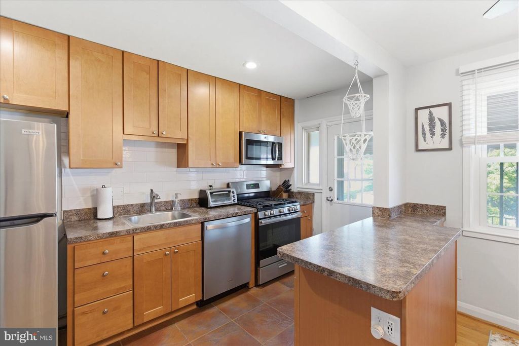 Image 12 of property listing at 8336 EDGEDALE RD, Baltimore, MD 21234