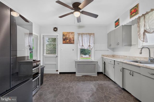 16 SUTTON LN, New Castle, DE 19720