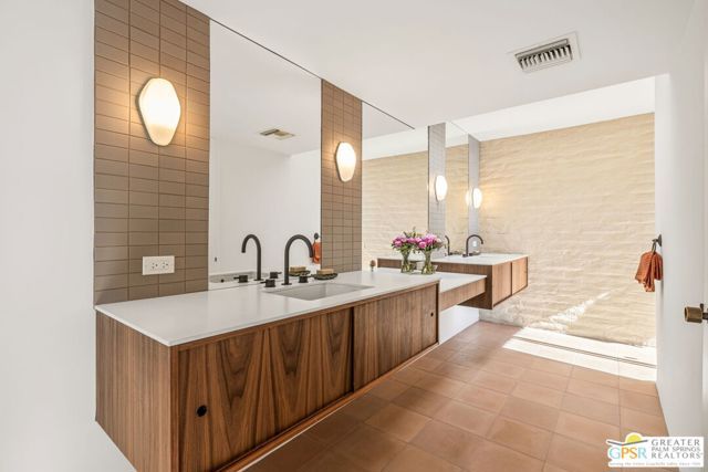 695 N Camino Real, Palm Springs, CA 92262