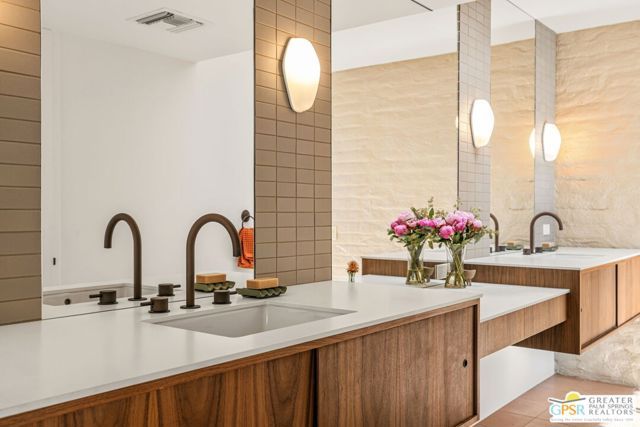 695 N Camino Real, Palm Springs, CA 92262