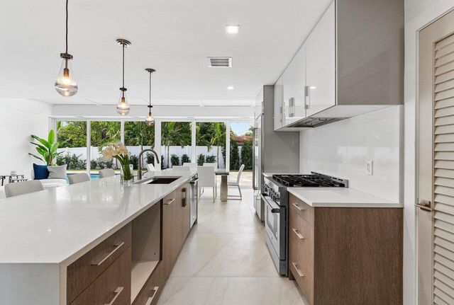 902 SW 27th Place, Boynton Beach, FL 33435