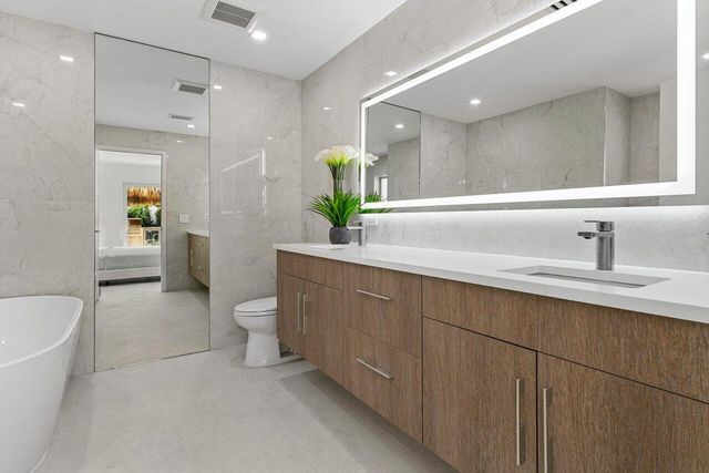 902 SW 27th Place, Boynton Beach, FL 33435