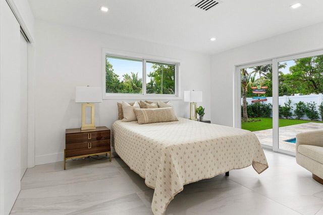 902 SW 27th Place, Boynton Beach, FL 33435