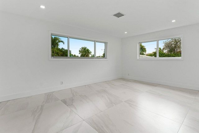 902 SW 27th Place, Boynton Beach, FL 33435