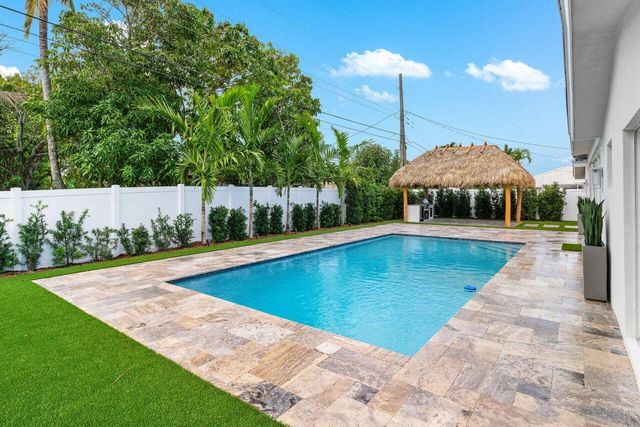 902 SW 27th Place, Boynton Beach, FL 33435