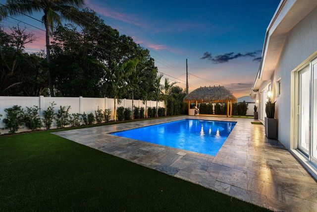 902 SW 27th Place, Boynton Beach, FL 33435