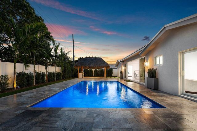 902 SW 27th Place, Boynton Beach, FL 33435