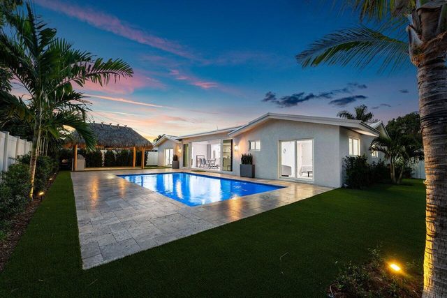 902 SW 27th Place, Boynton Beach, FL 33435