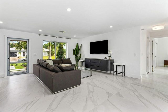 902 SW 27th Place, Boynton Beach, FL 33435