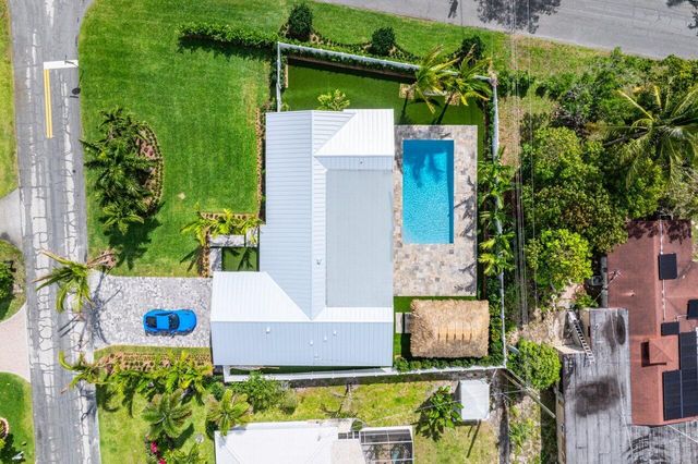 902 SW 27th Place, Boynton Beach, FL 33435