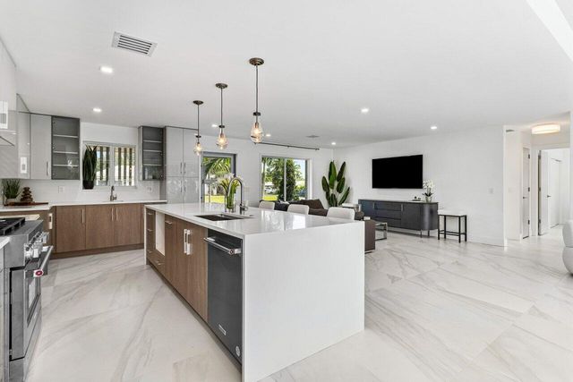 902 SW 27th Place, Boynton Beach, FL 33435