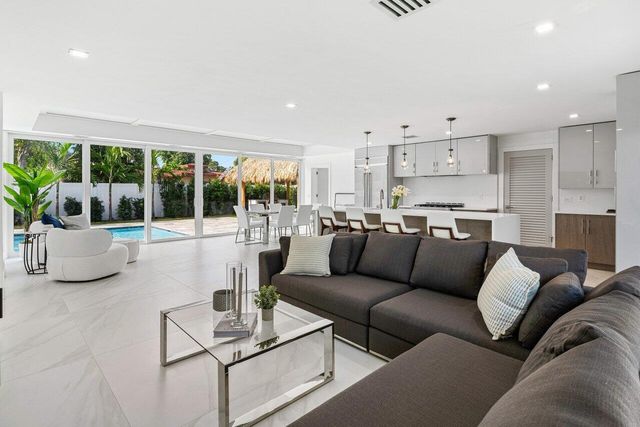 902 SW 27th Place, Boynton Beach, FL 33435