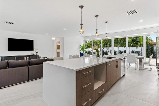 902 SW 27th Place, Boynton Beach, FL 33435