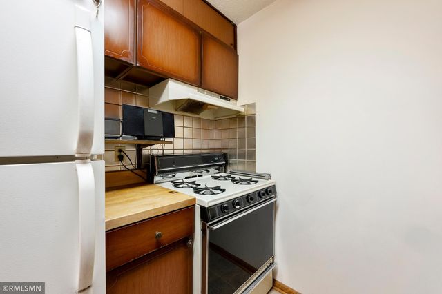 7000 Sandell Avenue 16, Edina, MN 55435