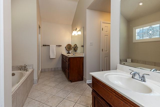 8668 WOOD MILLS DR W, Memphis, TN 38016