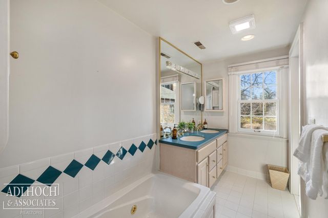 450 University Place, Grosse Pointe, MI 48230