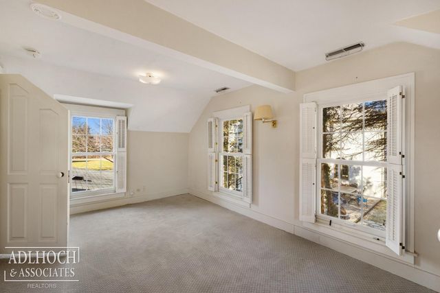 450 University Place, Grosse Pointe, MI 48230