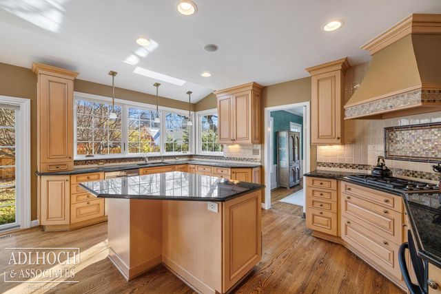 450 University Place, Grosse Pointe, MI 48230