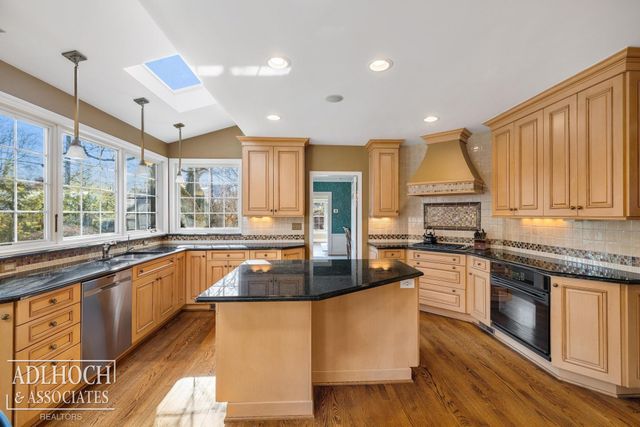 450 University Place, Grosse Pointe, MI 48230