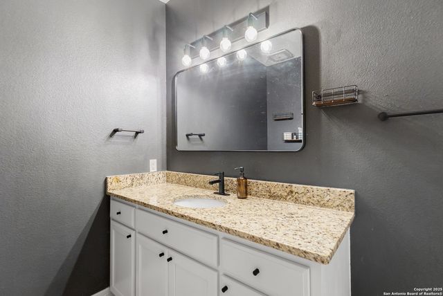 924 SCENIC HILLS DR, Canyon Lake, TX 78133
